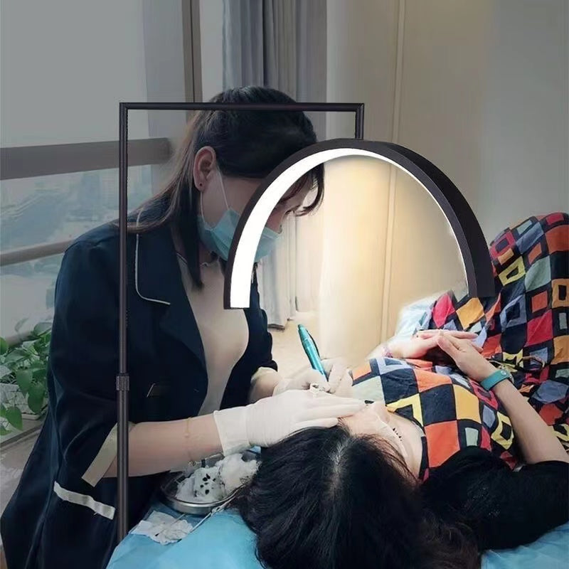 Lámpara de pie con protección ocular en forma de U